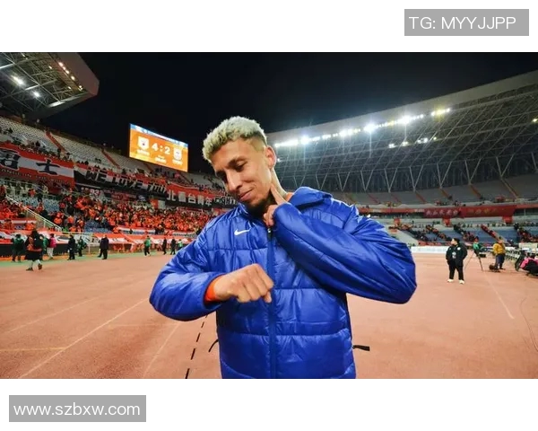 足球明星穿着背心的时尚风采与个性展示图片合集